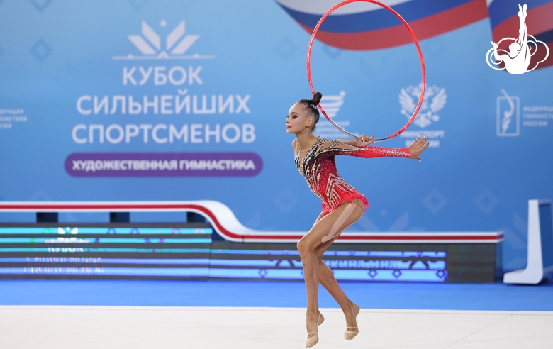 Яна Заикина во время упражнения с обручем