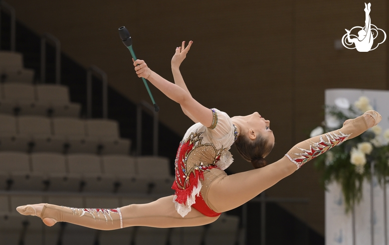 Гимнастка во время упражнения с булавами в Академии художественной гимнастики «Небесная грация» Алины Кабаевой