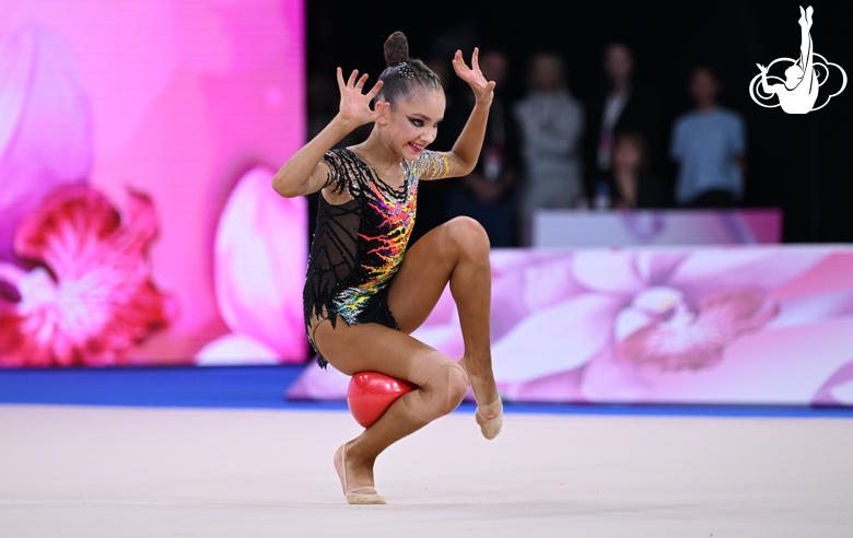 Ксения Савинова во время упражнения с мячом