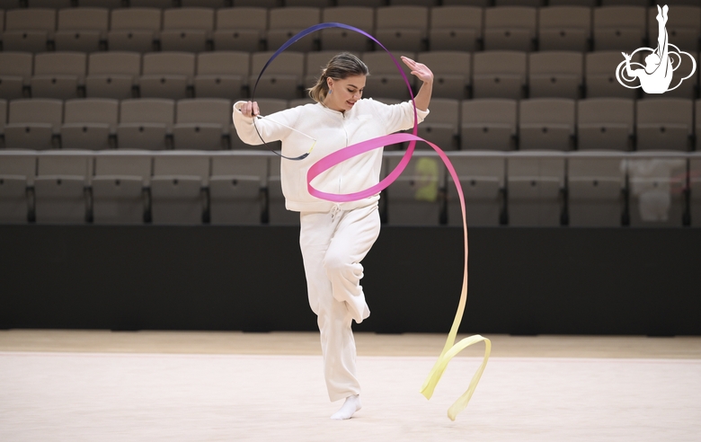 Олимпийская чемпионка Алина Кабаева с гимнастками во время тренировки