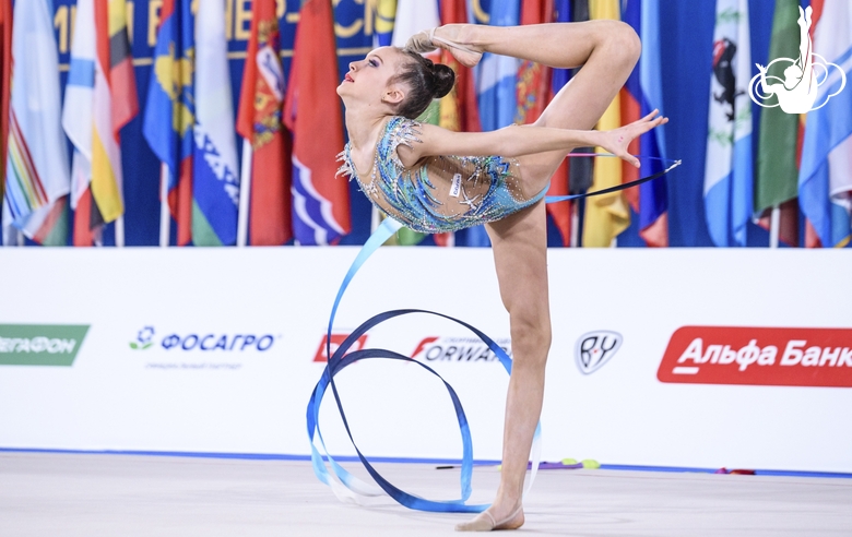 Мирослава Монина во время упражнения с лентой