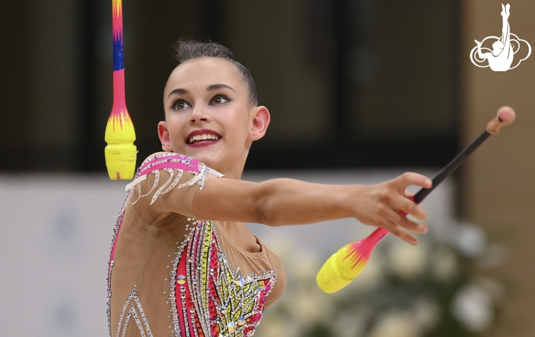 Гимнастка во время упражнения с булавами в Академии художественной гимнастики «Небесная грация» Алины Кабаевой