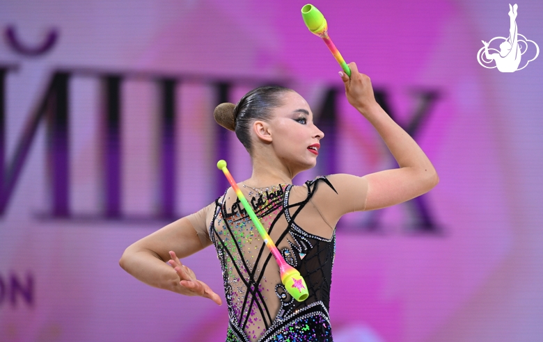 Владислава Шаронова во время упражнения с булавами