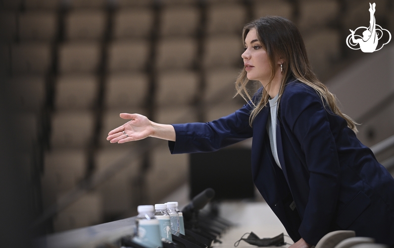 Олимпийская чемпионка Алина Кабаева оценивает выступления гимнасток во время контрольной тренировки