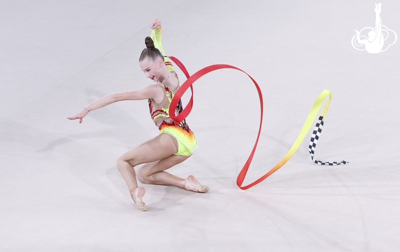 Ксения Салий во время упражнения с лентой