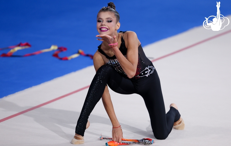 Каролина Тарасова во время упражнения с булавами