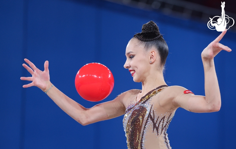 Мария Борисова во время упражнения с мячом