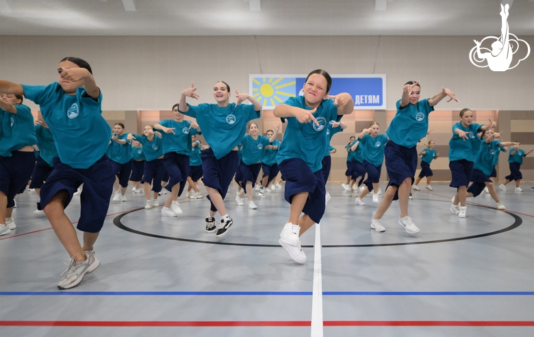 Участники интенсива студии танца Аллы Духовой TODES во время флешмоба