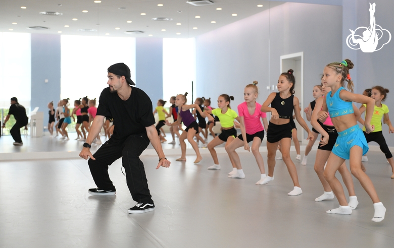 Хореограф Артур Нуреев с гимнастками во время занятия на учебно-тренировочных сборах в Академии