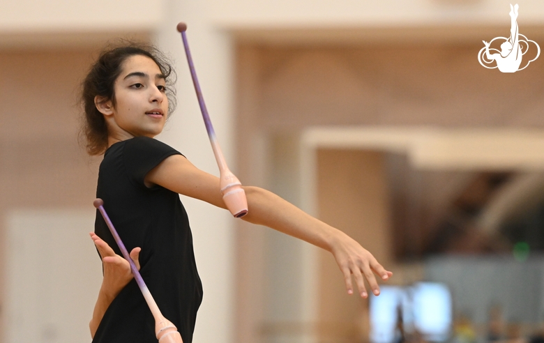 Гимнастка во время упражнения с булавами