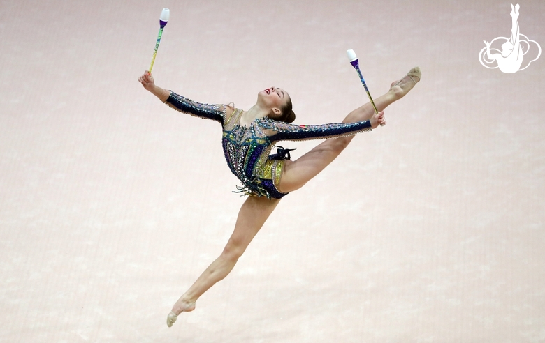 Упражнение с булавами. Анастасия Салос (Белоруссия)