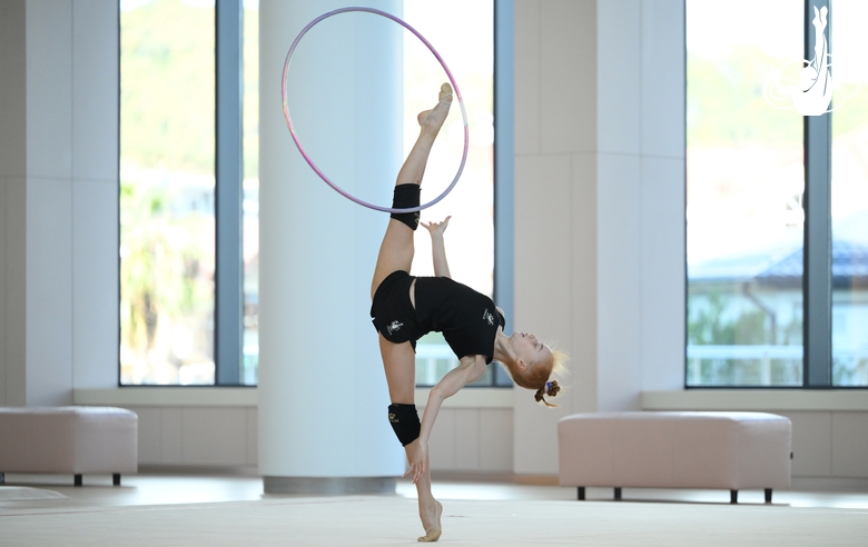 Ольга Черных во время упражнения с обручем