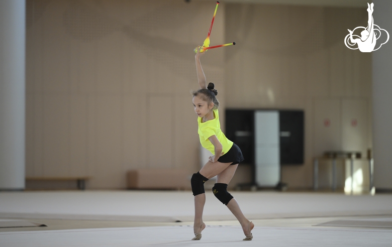 Вероника Малинина во время упражнения с булавами