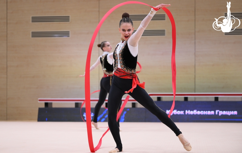 Групповички во время упражнения с лентами