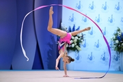 Кира Белкина во время выполнения упражнения с лентой на всероссийском турнире «Кубок "Небесная грация"»