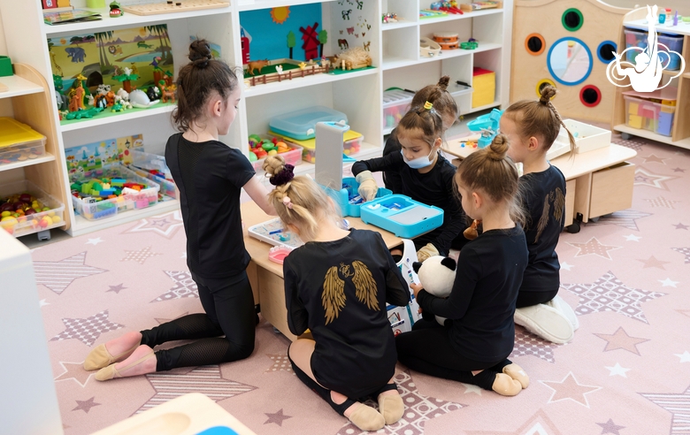 Юные гимнастки в учебном классе Академии