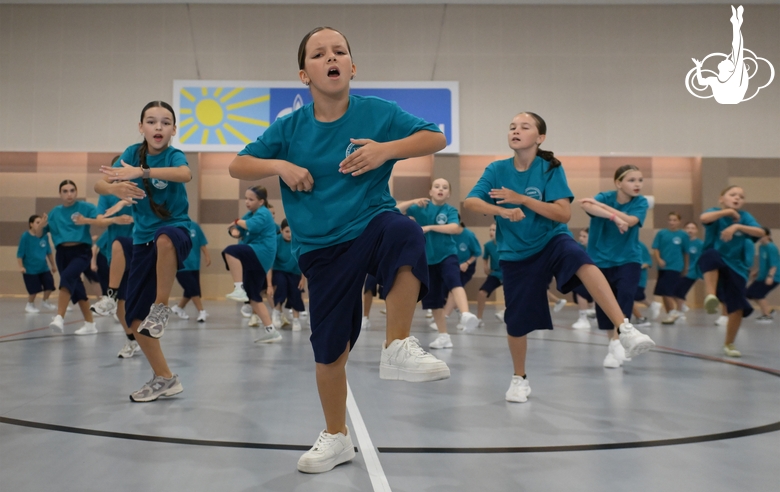 Участники интенсива студии танца Аллы Духовой TODES во время флешмоба