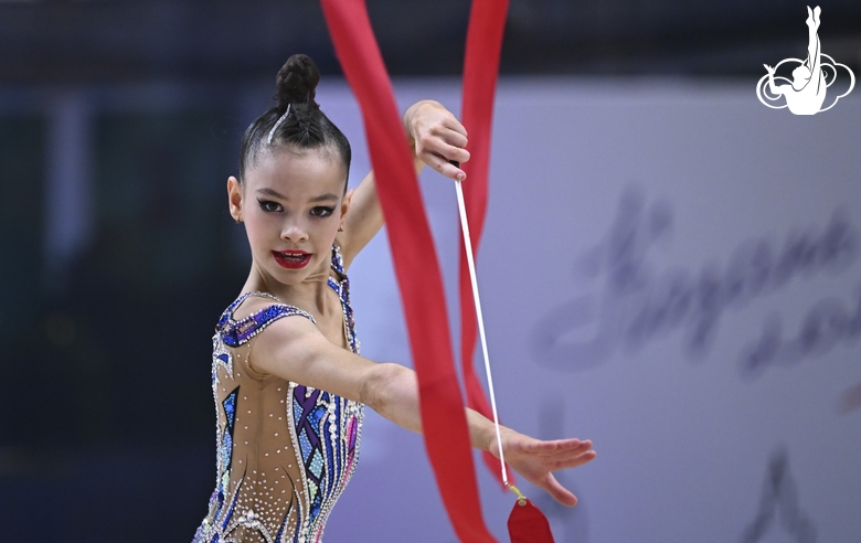 Диана Котловская во время упражнения с лентой