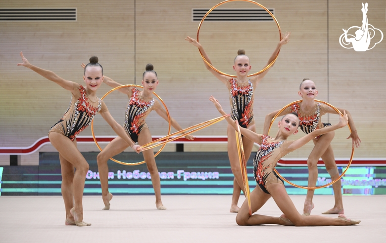 Групповички Краснодарского края во время упражнения с обручами