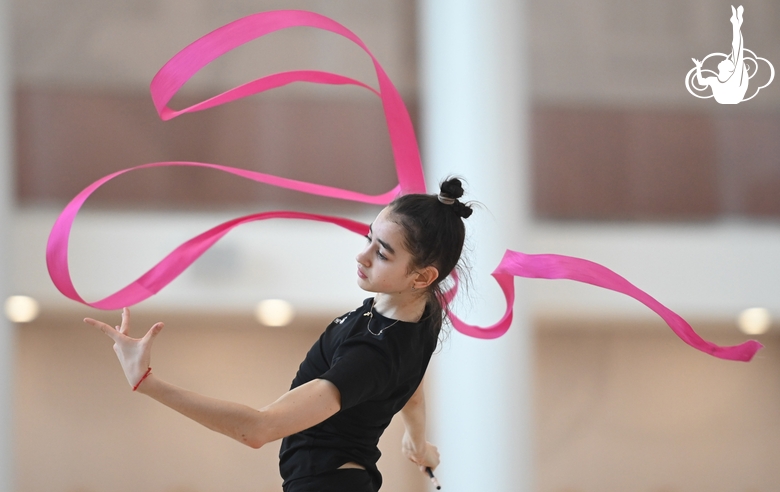 Анна Вакуленко во время упражнения с лентой