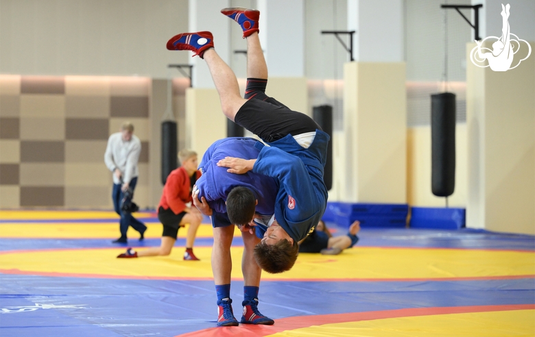 Участники сборов во время тренировки в Академии единоборств