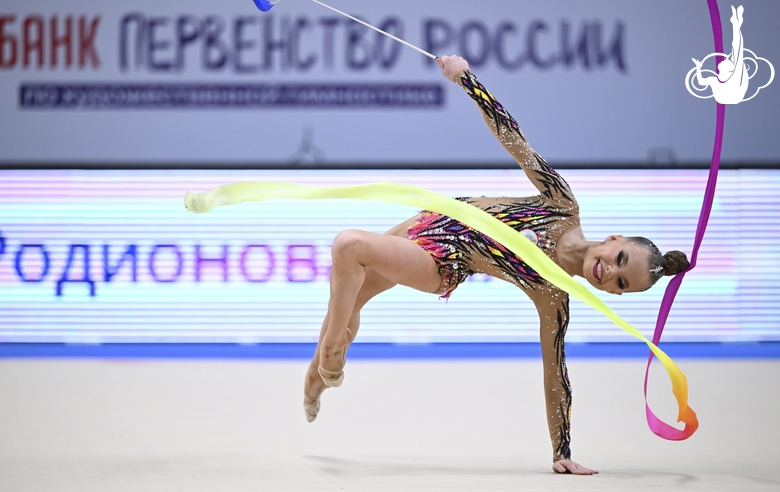 Лия Родионова во время упражнения с лентой