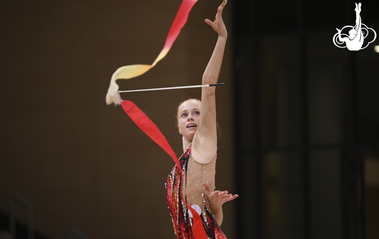 Ольга Черных во время упражнения с лентой