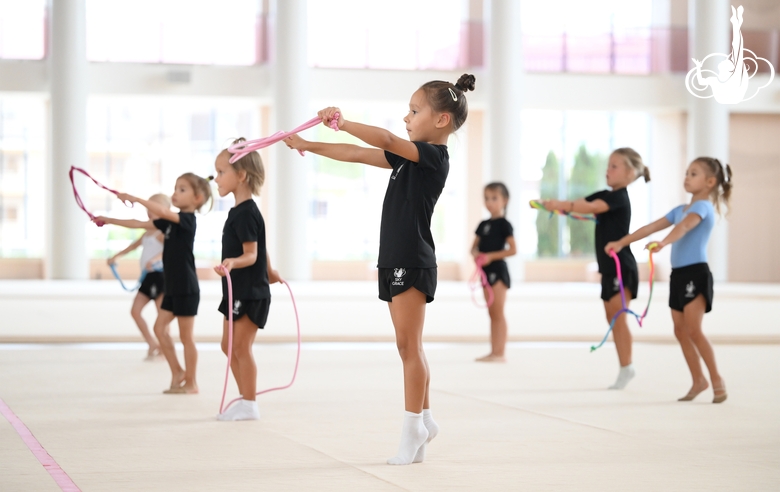 Юные гимнастки во время тренировки