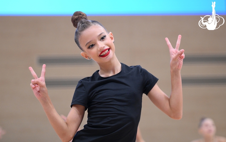 Участница сборов во время выступления на отчетном концерте