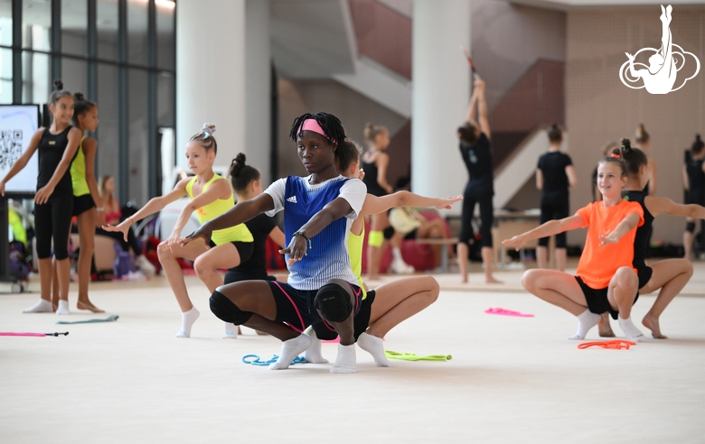 Гимнастка Маланда Майнга Месси Селест во время занятия на сборах в Академии