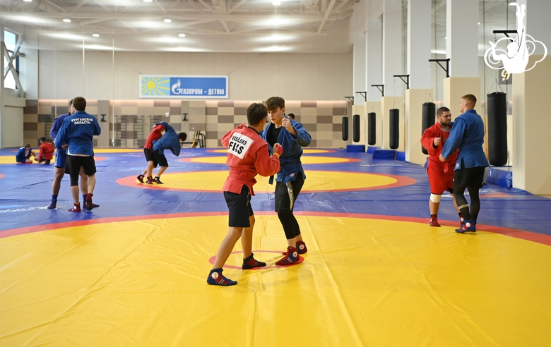 Участники сборов во время тренировки в Академии единоборств