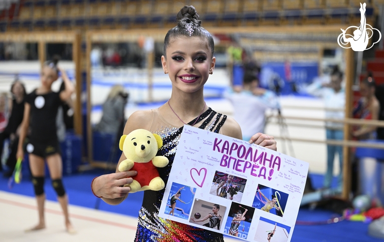 Каролина Тарасова после выступления с плакатом