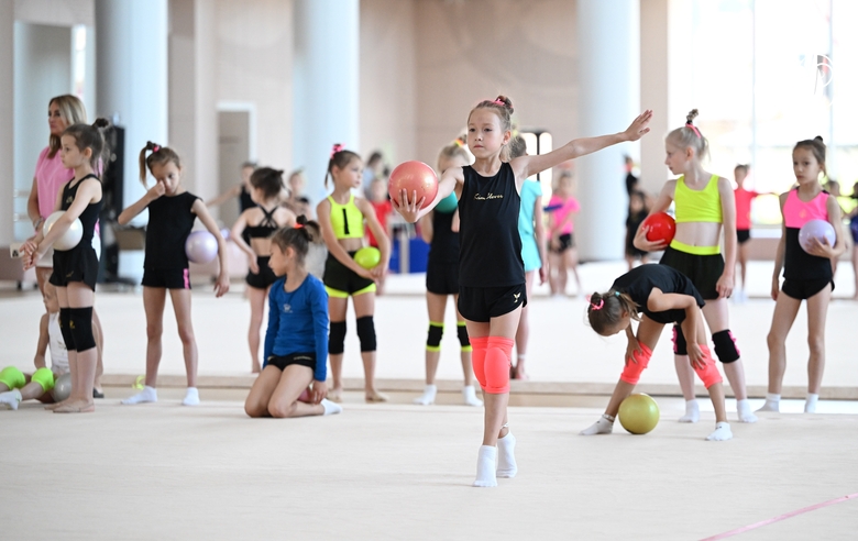 Гимнастки из «Амурского тигра» во время занятия