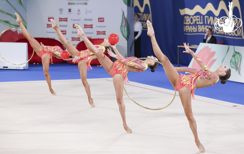 Групповички ЦХГ «Жемчужина» из Санкт-Петербурга во время упражнения с обручами и мячами