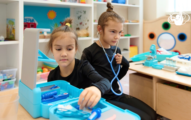 Юные гимнастки в учебном классе Академии