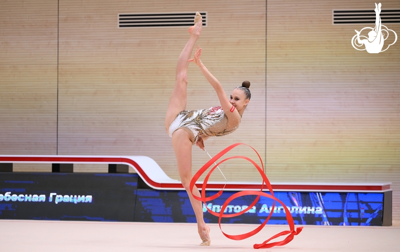 Ангелина Ипатова во время упражнения с лентой