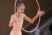 Варвара Баранова во время упражнения с обручем