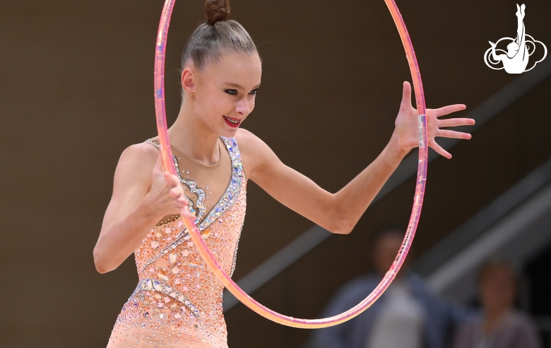 Варвара Баранова во время упражнения с обручем