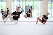 Хореограф-постановщик Наталья Власова и Ева Трегубова из Ульяновска во время занятия