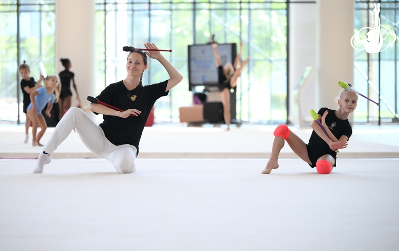 Хореограф-постановщик Наталья Власова и Ева Трегубова из Ульяновска во время занятия