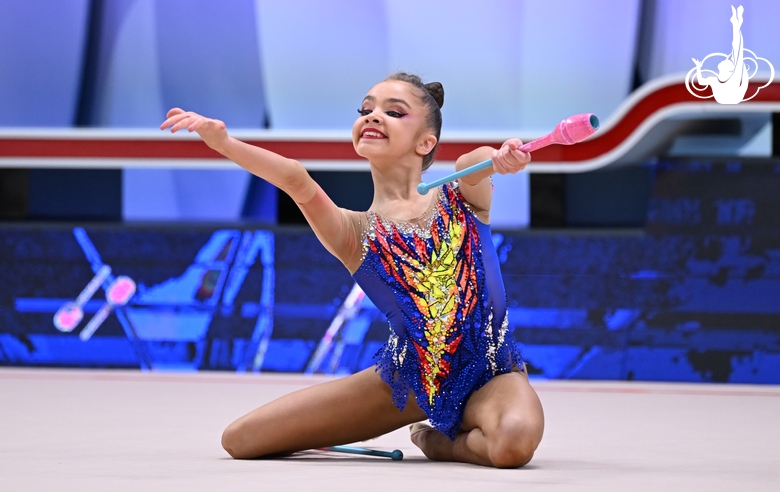 Ксения Савинова во время выполнения упражнения с булавами на всероссийском турнире «Кубок "Небесная грация"»