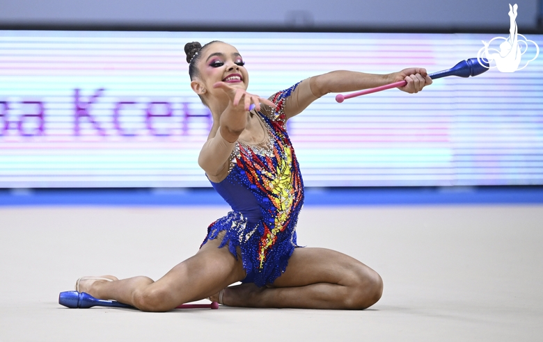 Ксения Савинова во время упражнения с булавами