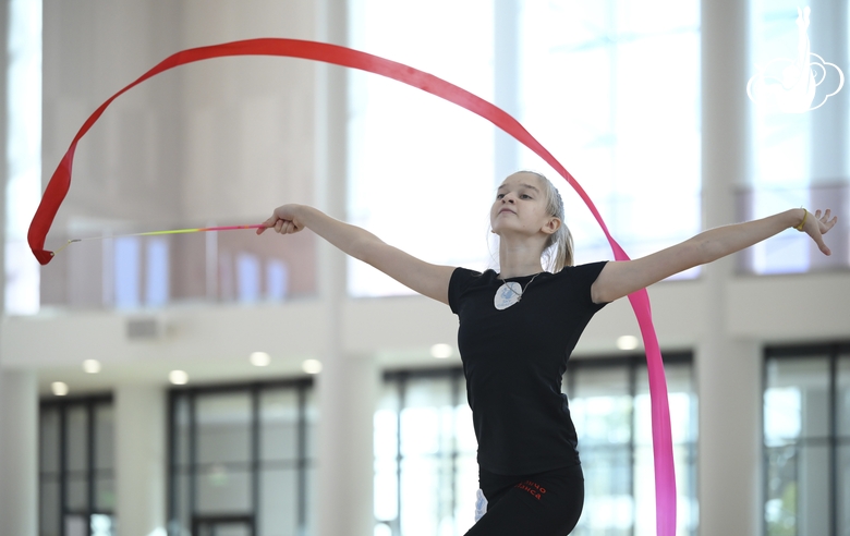 Александра Борисова во время упражнения с лентой