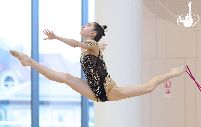 Анна Вакуленко во время упражнения со скакалкой на контрольной тренировке