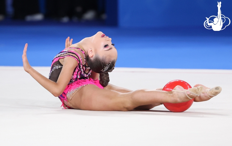 Ксения Савинова во время упражнения с мячом