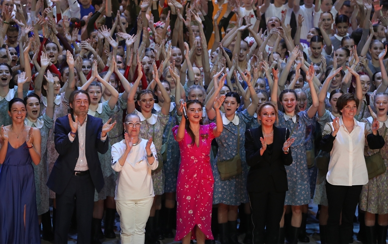 23 апреля 2022 года. Москва. «ВТБ Арена». Фестиваль «Алина»-2022. Алина Кабаева (в центре)