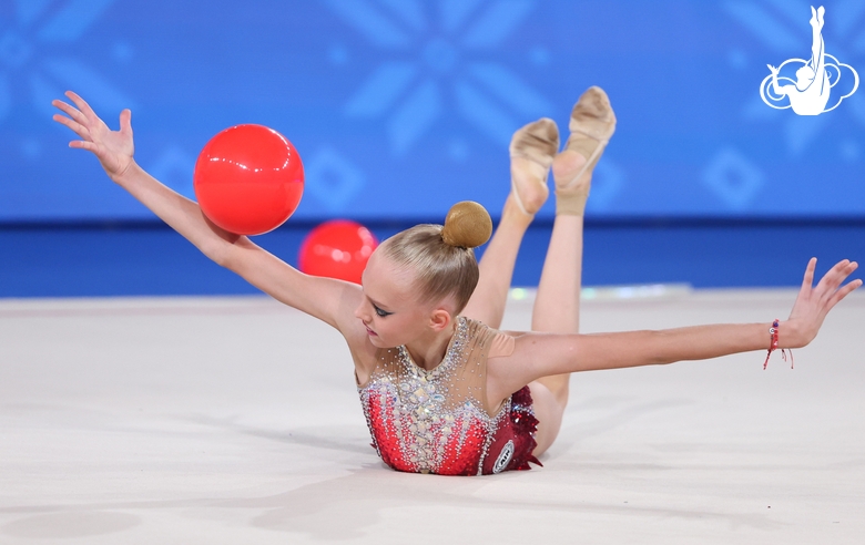 Кира Бабкевич во время упражнения с мячом