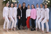 Олимпийская чемпионка Алина Кабаева и участницы турнира для партнеров Международной Ассоциации клубов «Небесная грация»