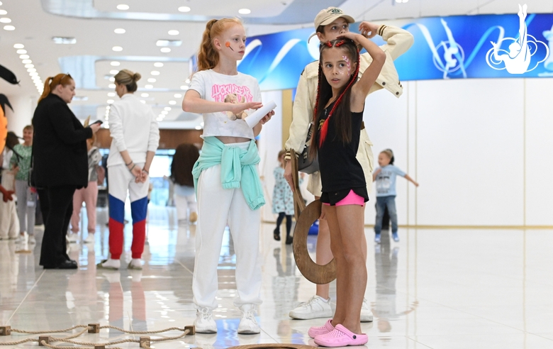 Воспитанницы Академии во время мероприятия