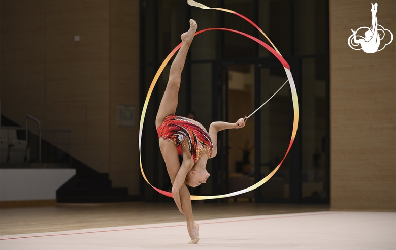 Ольга Черных во время упражнения с лентой